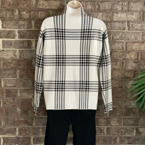 TAHARI Turtleneck sweater with black and white check print.Size XS - Picture 2 of 7